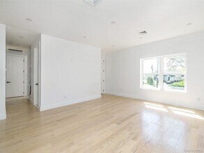 6 Lee Gray Ct in Glen Cove, NY - Building Photo - Building Photo