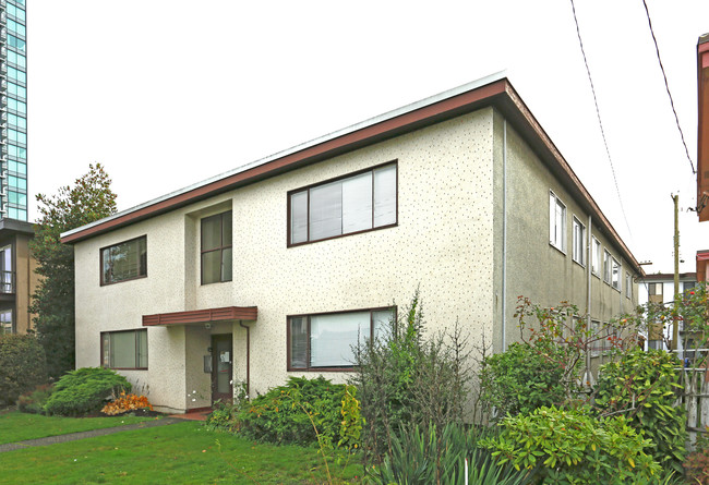 6730 Dow Ave in Burnaby, BC - Building Photo - Primary Photo