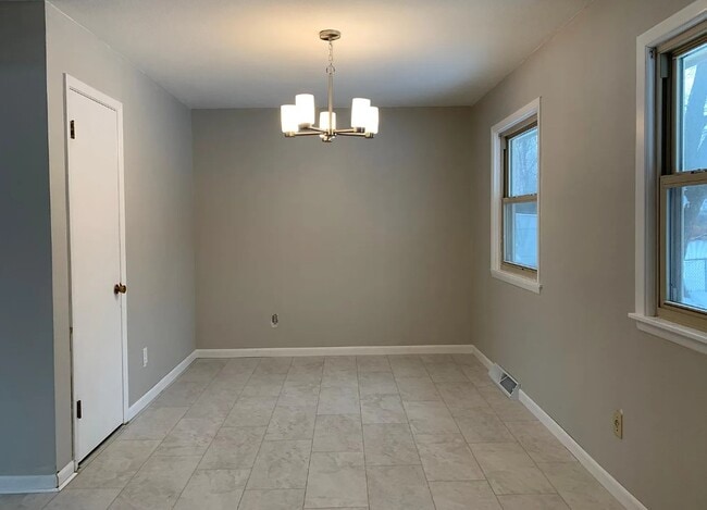 402 N Division St in Cedar Falls, IA - Building Photo - Building Photo