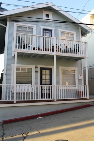 123 El Porto St, Unit Upper unit in Manhattan Beach, CA - Building Photo