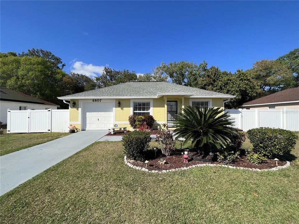 6807 Kingston Dr in Tampa, FL - Building Photo