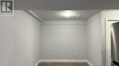 33 Dovesong Dr in Brampton, ON - Building Photo - Building Photo