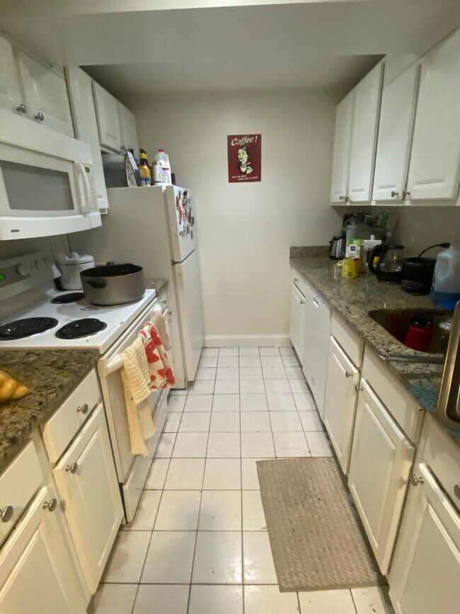 1130 Commonwealth Ave, Unit 516 in Boston, MA - Building Photo - Building Photo