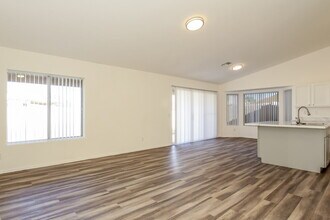 252 W Wahalla Ln in Phoenix, AZ - Building Photo - Building Photo