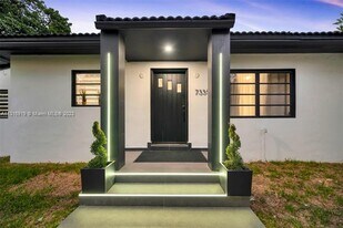 7335 SW 104th St in Pinecrest, FL - Building Photo