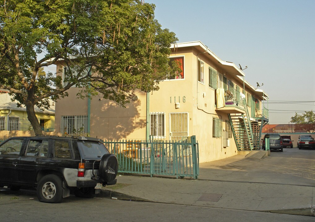 1116 N Beachwood Dr in Los Angeles, CA - Foto de edificio