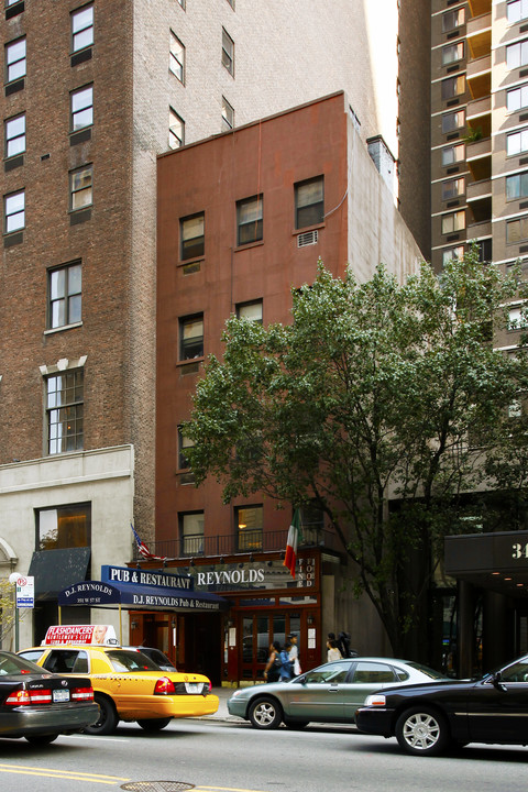 351 W 57th St in New York, NY - Building Photo