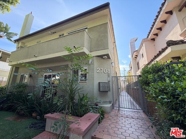 2708 Arizona Ave in Santa Monica, CA - Building Photo - Building Photo