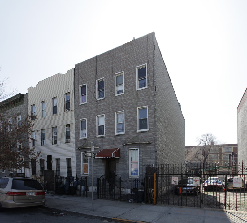 218  Boerum Street in Brooklyn, NY - Building Photo