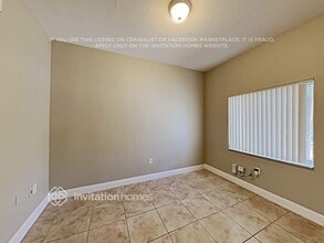 7477 NW 180th St in Hialeah, FL - Foto de edificio - Building Photo