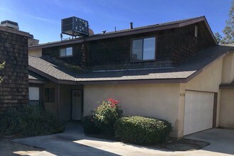 4426 W Douglas Ave, Unit 4426 in Visalia, CA - Foto de edificio - Building Photo