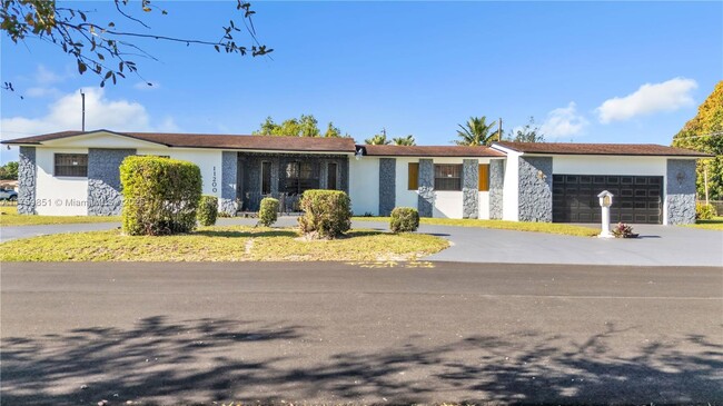 11200 W Golf Dr in Miami, FL - Building Photo - Building Photo