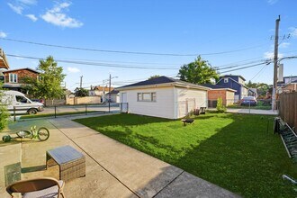 3353 N Ozanam Ave in Chicago, IL - Building Photo - Building Photo