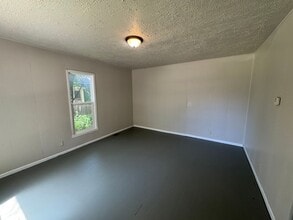 430 W 5th St in Newton, KS - Building Photo - Building Photo