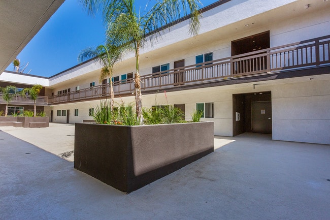 11828 Runnymede St in North Hollywood, CA - Foto de edificio - Building Photo