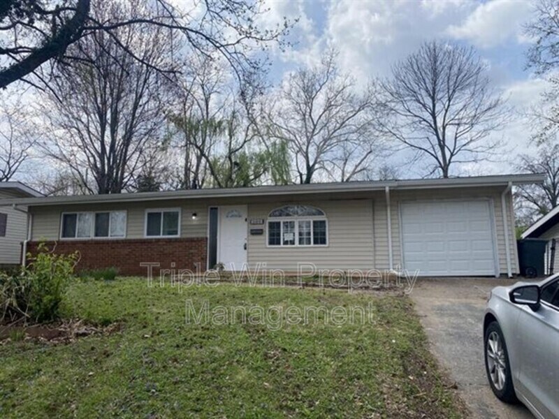 2460 St Catherine St in Florissant, MO - Building Photo