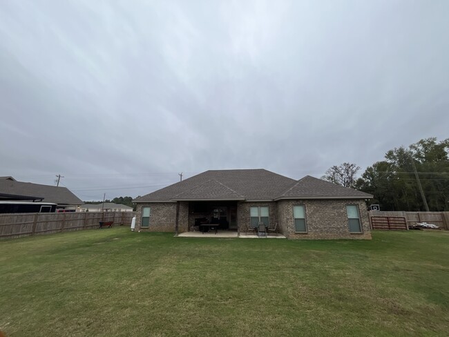 461 County Rd 40 E in Deatsville, AL - Foto de edificio - Building Photo