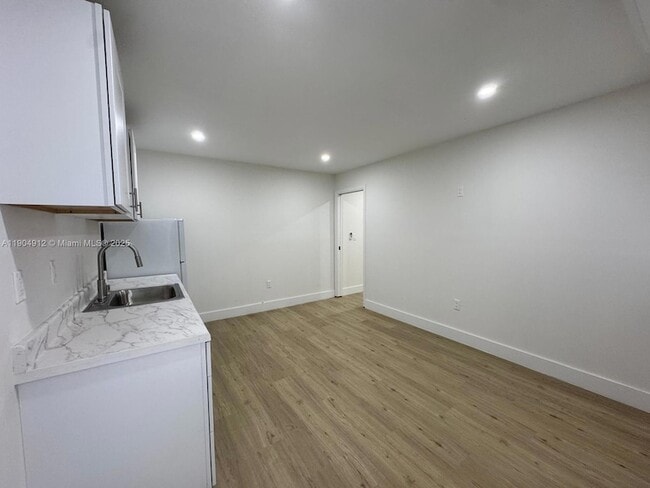 12201 SW 64th St in Miami, FL - Foto de edificio - Building Photo