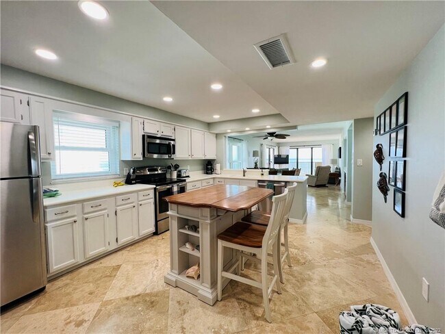 10200 S Ocean Dr in Jensen Beach, FL - Building Photo - Building Photo