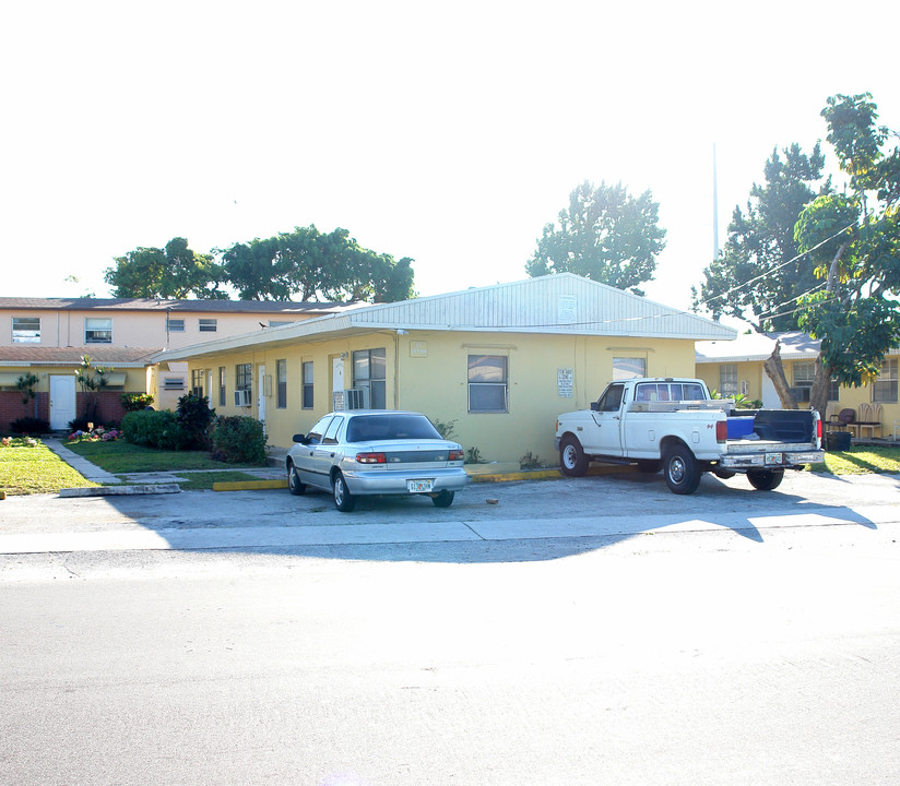 21 SW 5th Ave in Dania, FL - Building Photo