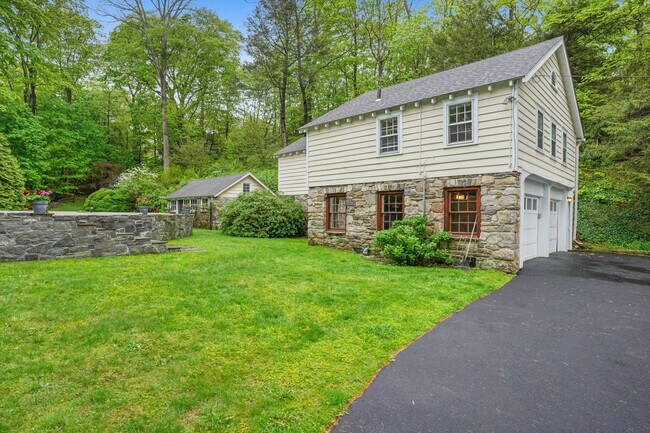 321 Riversville Rd in Greenwich, CT - Building Photo - Building Photo