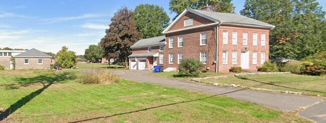 8 Church St in East Windsor, CT - Building Photo - Building Photo