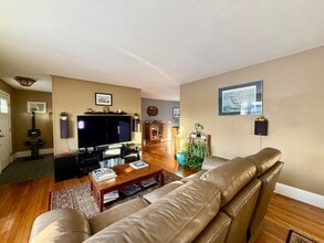 12 Holiday Dr in Fairhaven, MA - Foto de edificio - Building Photo