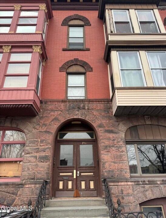 196 4th St in Troy, NY - Building Photo