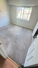 1274 E Main St, Unit D10 in Meriden, CT - Building Photo - Building Photo