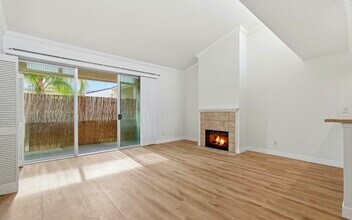 5325 Newcastle Ave, Unit 342 in Encino, CA - Foto de edificio - Building Photo