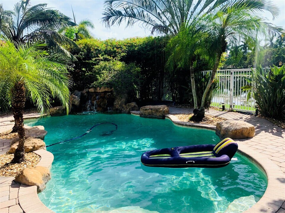 3898 Falcon Ridge Cir in Weston, FL - Building Photo
