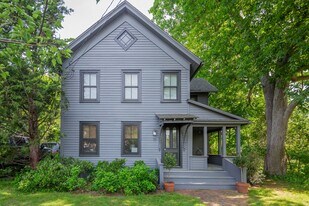 75 Hampton St in Sag Harbor, NY - Building Photo