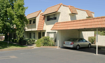 Hacienda Del Sol Apartments in Carmichael, CA - Building Photo - Building Photo