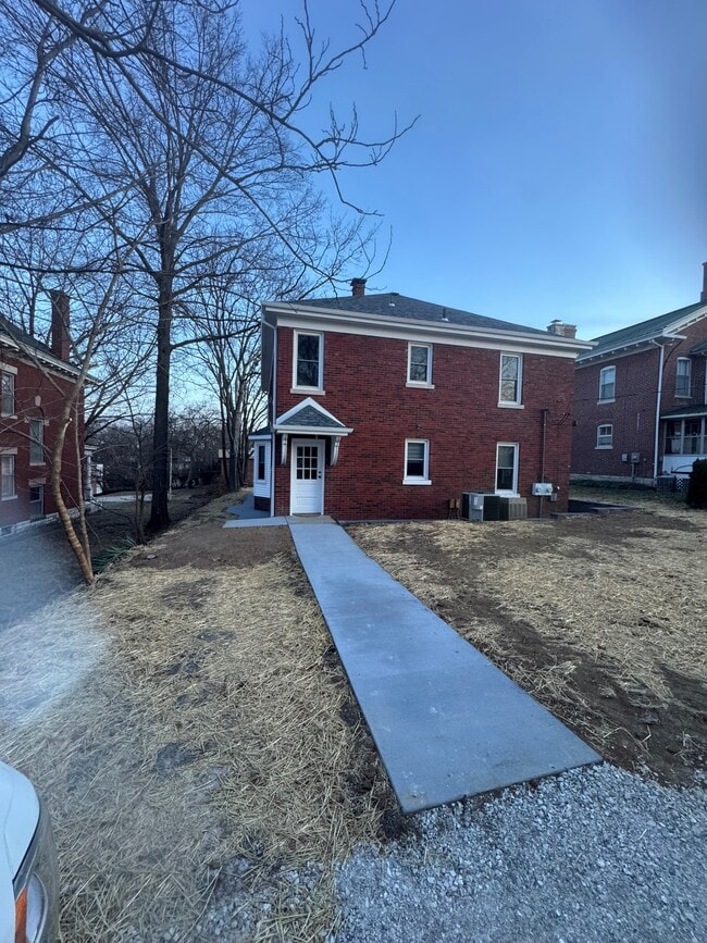 922 Jefferson St in Jefferson City, MO - Building Photo - Building Photo