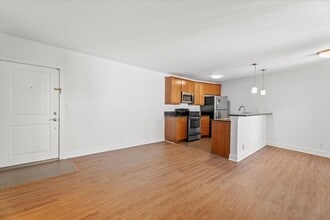 10982 Roebling Ave, Unit 557 in Los Angeles, CA - Foto de edificio - Building Photo