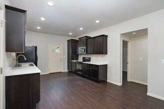 509 E Madison St, Unit B in Springfield, MO - Foto de edificio - Building Photo