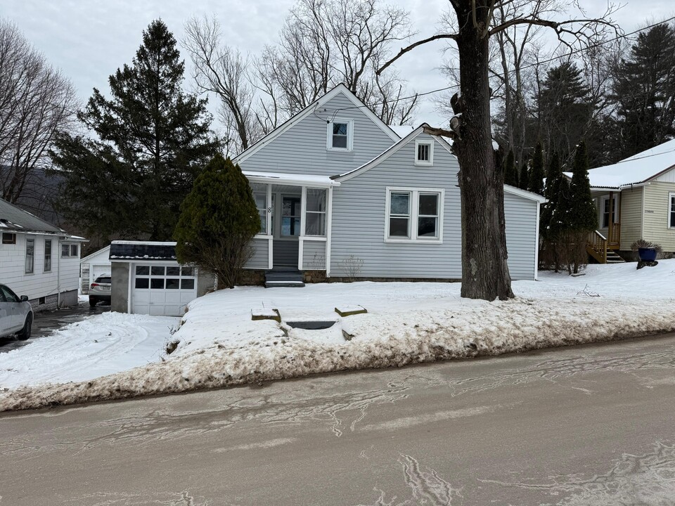 8 Nevele Rd in Ellenville, NY - Building Photo