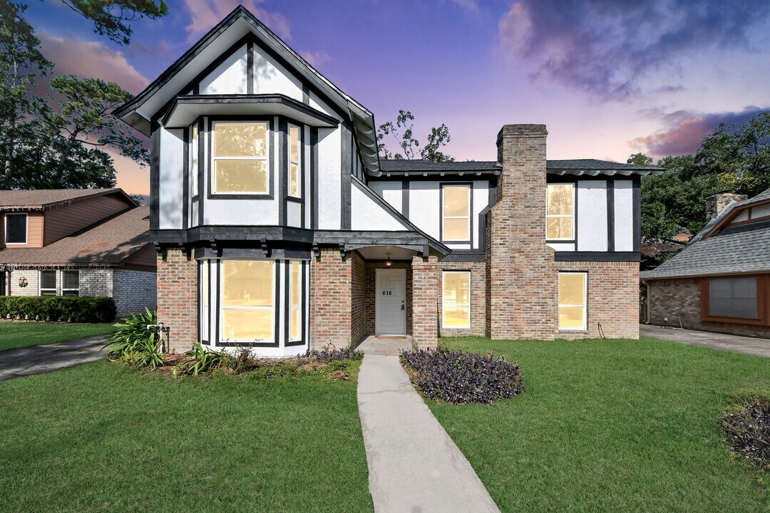 616 S Rivershire Dr in Conroe, TX - Building Photo