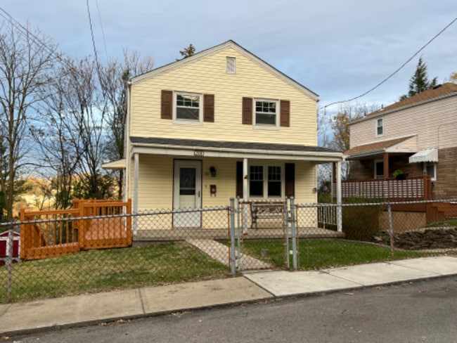 706 Hestor Dr in Pittsburgh, PA - Foto de edificio - Building Photo