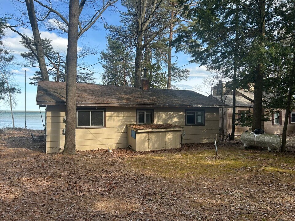 1394 N Huron Rd in Tawas City, MI - Building Photo