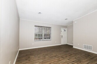 8450 N Pond Dr in Riverdale, GA - Building Photo - Building Photo