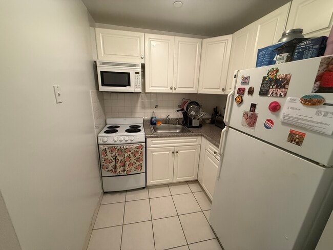 208 Undercliff Ave, Unit B6 in Edgewater, NJ - Foto de edificio - Building Photo