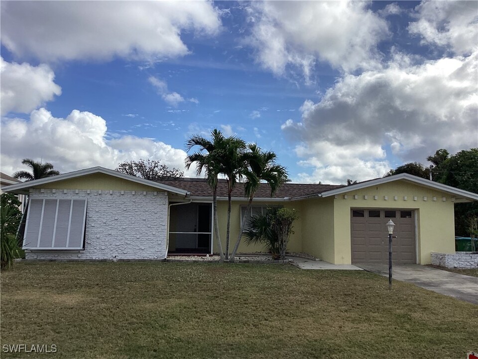 5365 Delano Ct in Cape Coral, FL - Building Photo