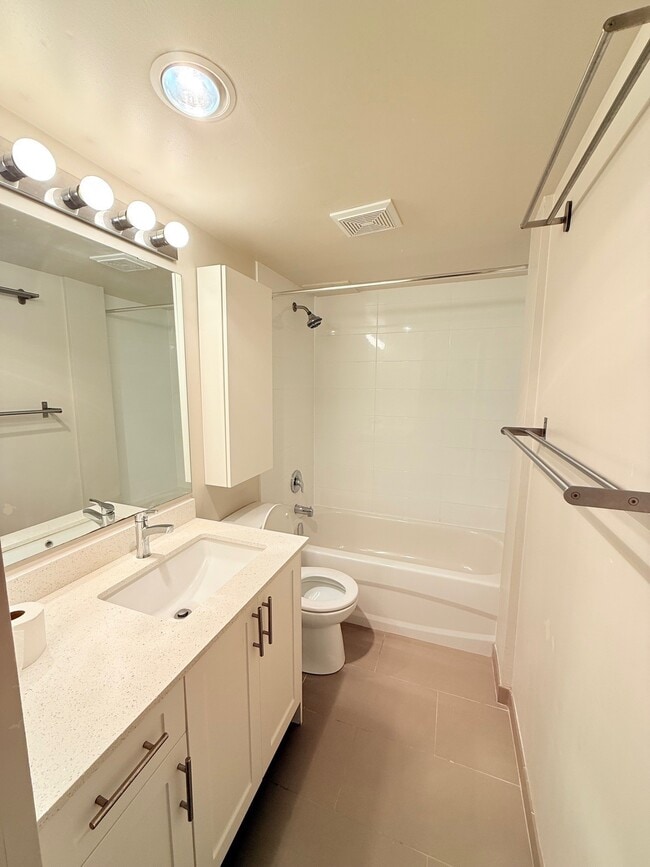 Vista del Mar in North Vancouver, BC - Building Photo - Building Photo