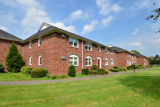 Williamsburg Apartments in Windsor, CT - Building Photo - Building Photo