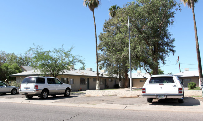 White Tower Apartments in Chandler, AZ - Foto de edificio - Building Photo