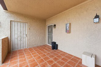 8649 E Royal Palm Rd in Scottsdale, AZ - Building Photo - Building Photo