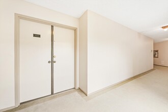 1037 N Vista St, Unit 305 in West Hollywood, CA - Building Photo - Building Photo