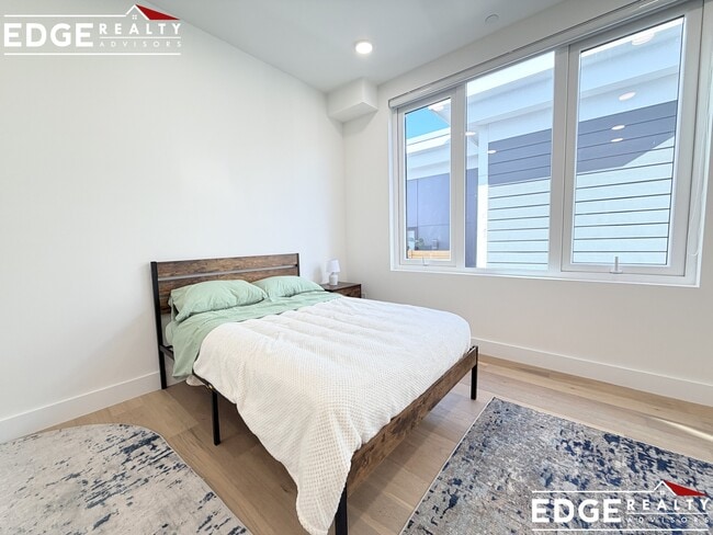 38 Hichborn St, Unit 202 in Boston, MA - Foto de edificio - Building Photo