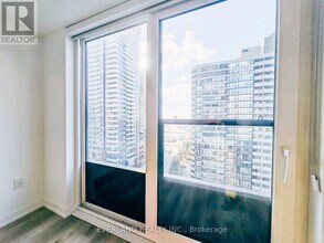 395 Square One Dr in Mississauga, ON - Building Photo - Building Photo